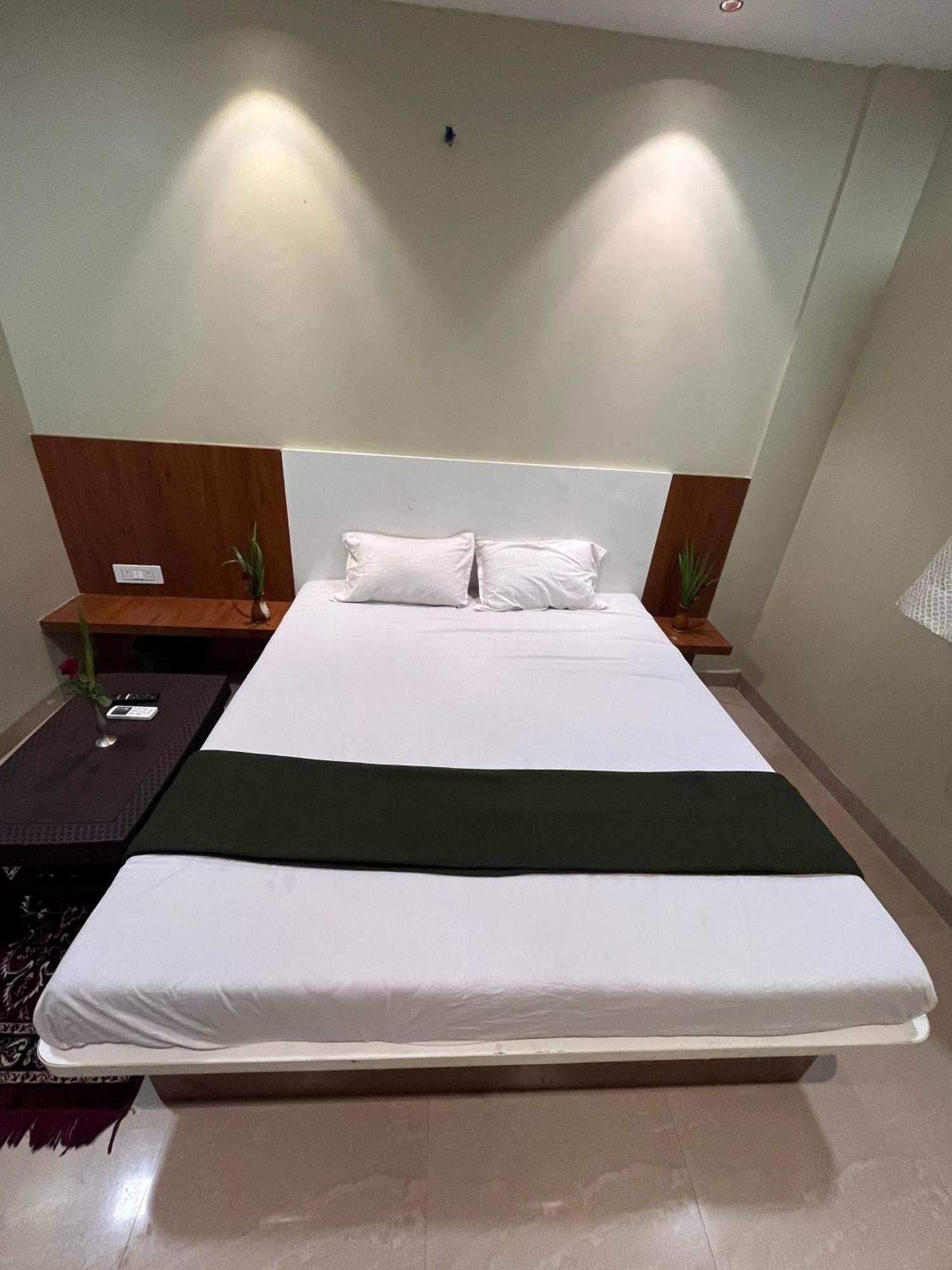 Hotel Sun Lodging Bhiwandi Esterno foto